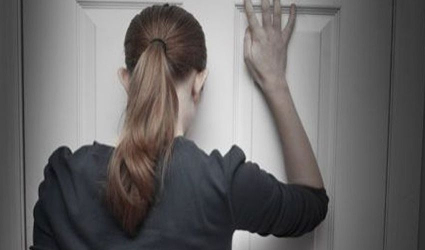 Mierlose bewoonster staat voor haar eigen deur